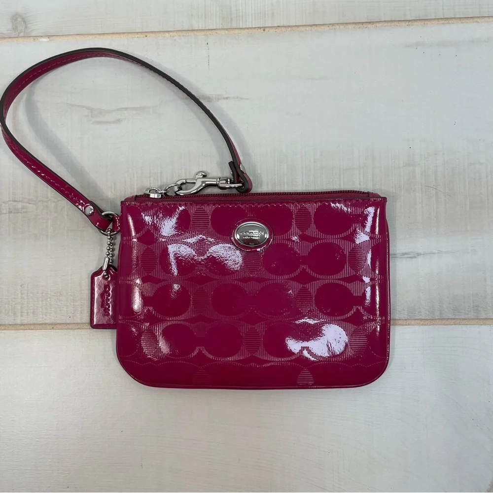 NWOT Coach F52282 Raspberry Embossed Patent Wristlet - Picture 3 of 7
